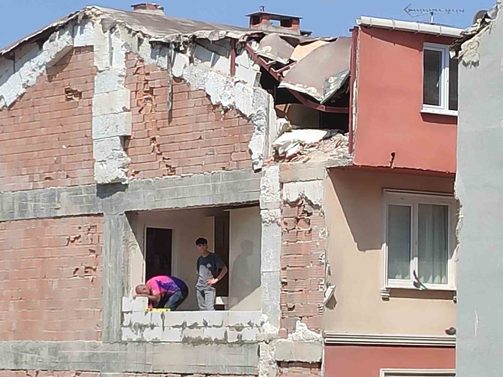 Güngören’de yıkım sırasında yan binanın duvarı ve çatısı zarar gördü