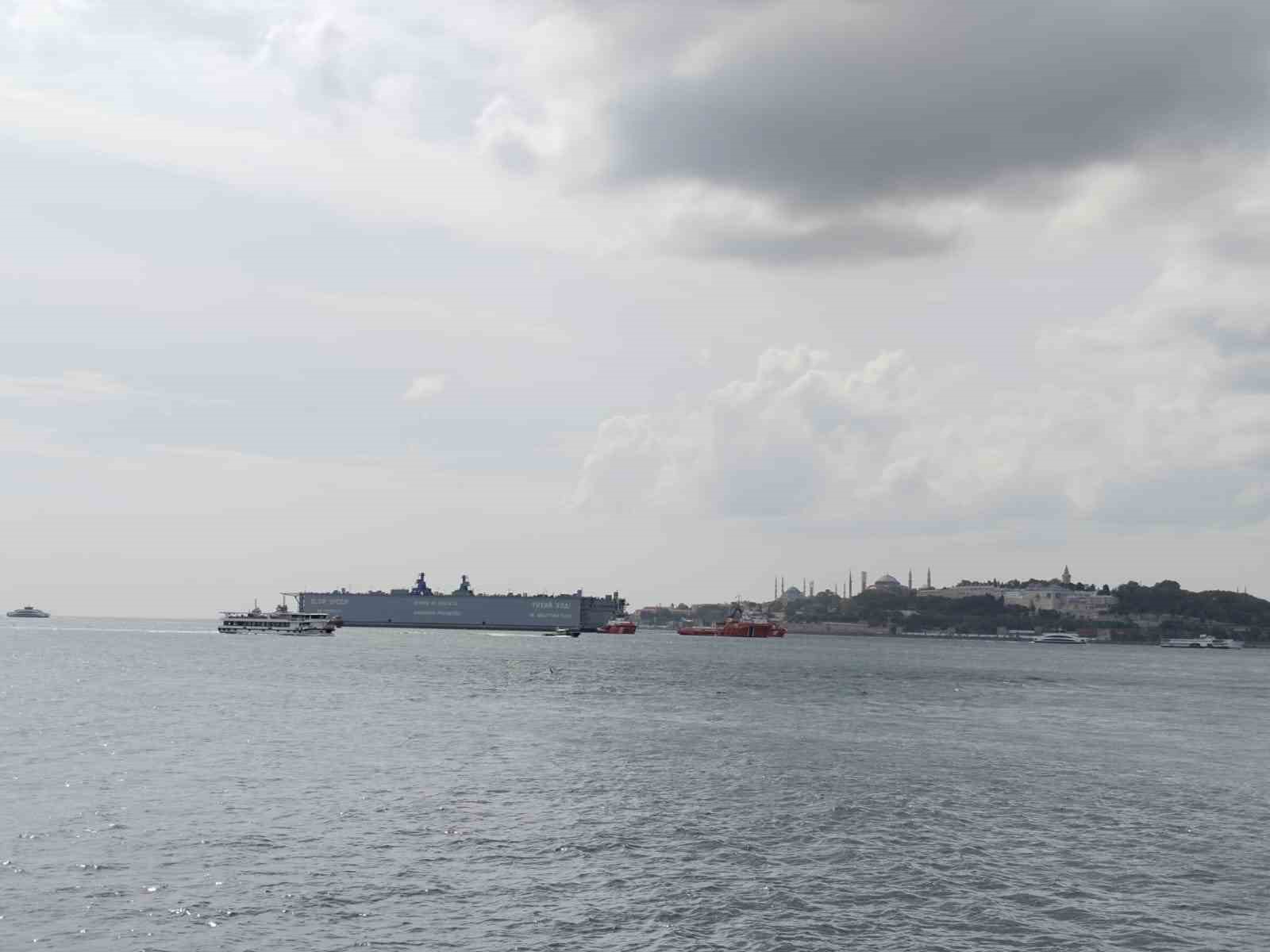 İstanbul Boğazı’ndan geçen yüzer havuz havadan görüntülendi