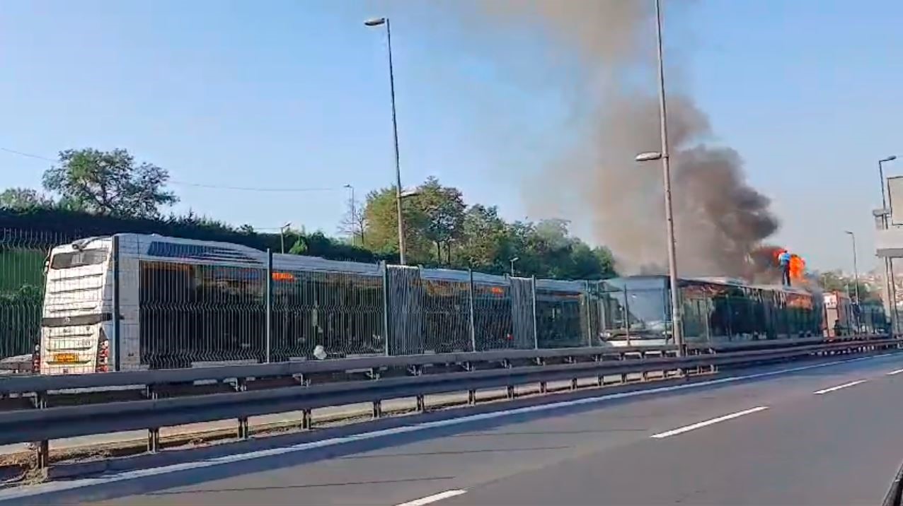 İstanbul’da korkutan metrobüs yangını