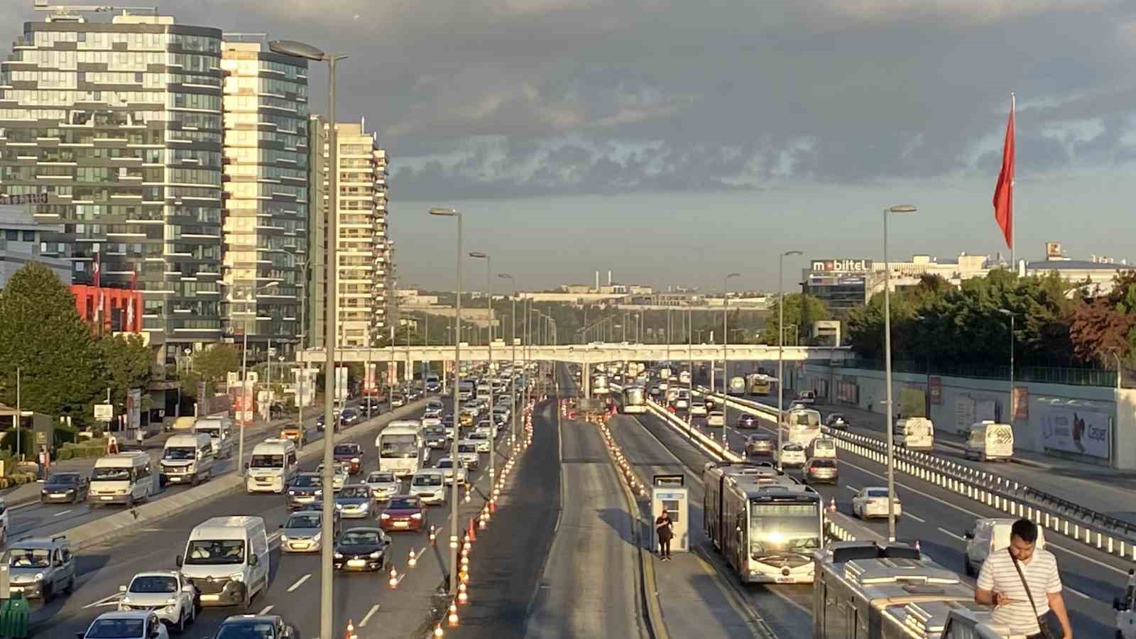 İstanbul’da okulun ilk günü trafik yoğunluğu yaşandı