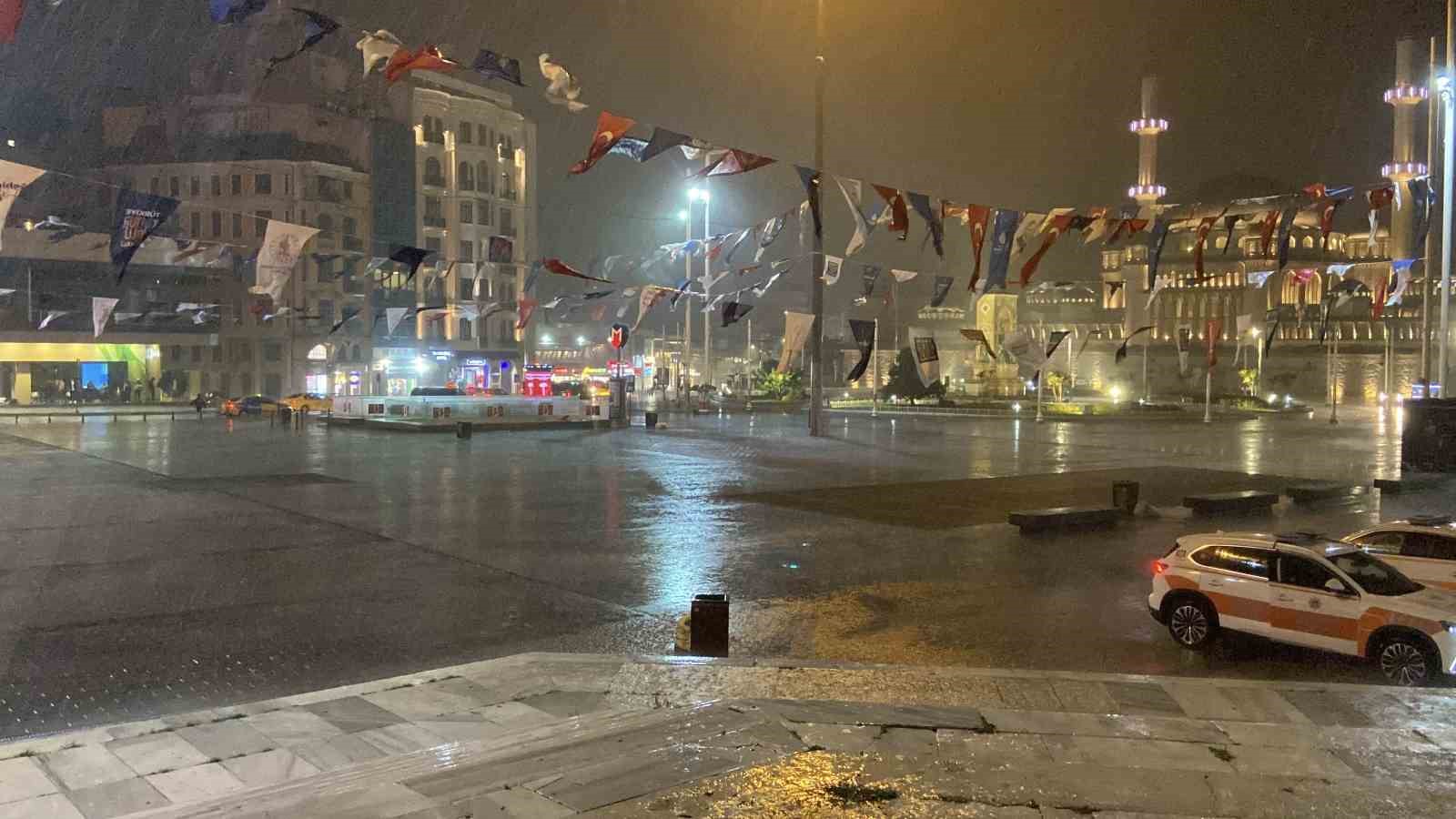 İstanbul’da sağanak yağış etkili oluyor