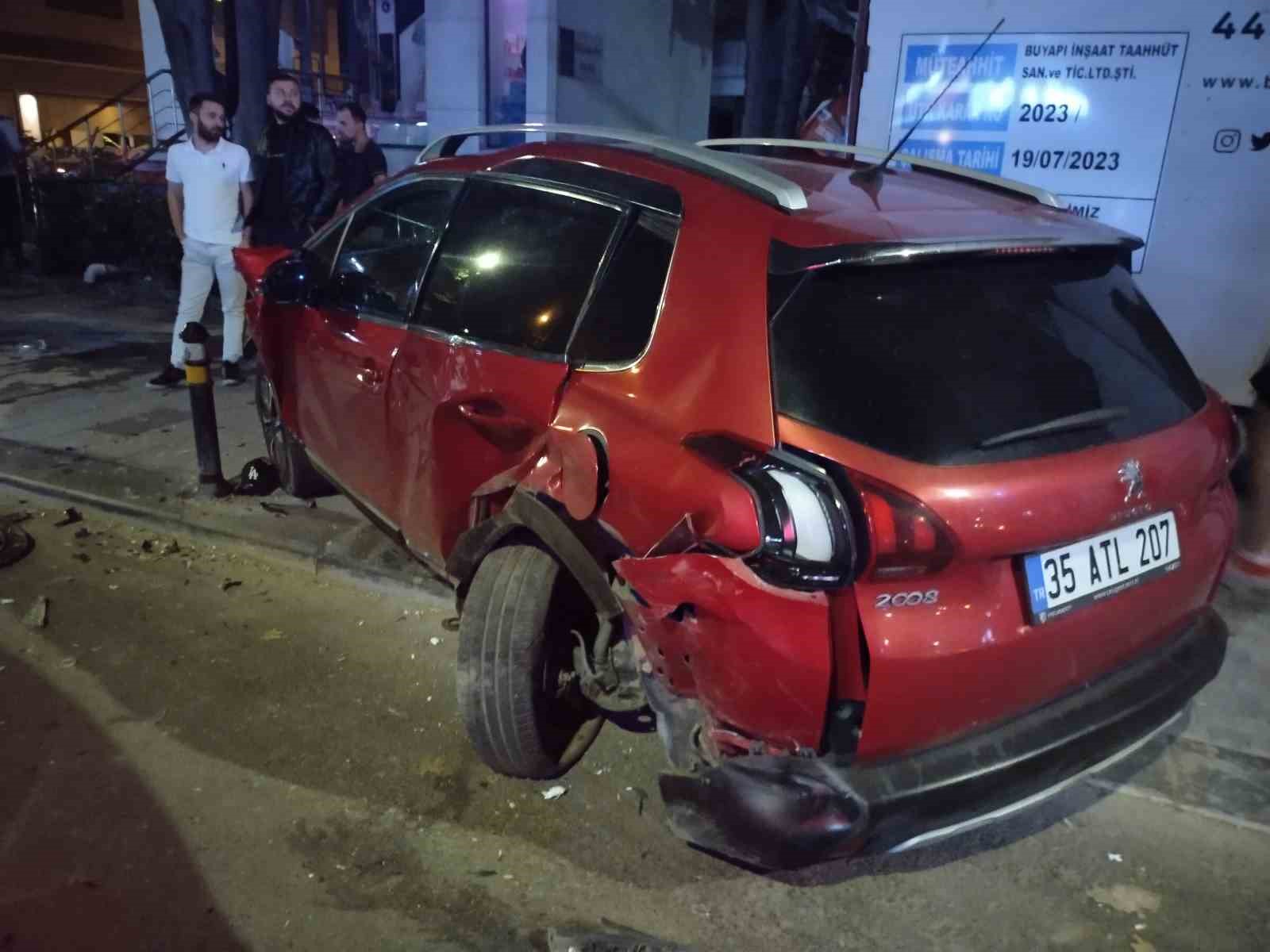 Kadıköy’de kontrolden çıkan otomobil park halindeki araçlara çarptı: 4 yaralı