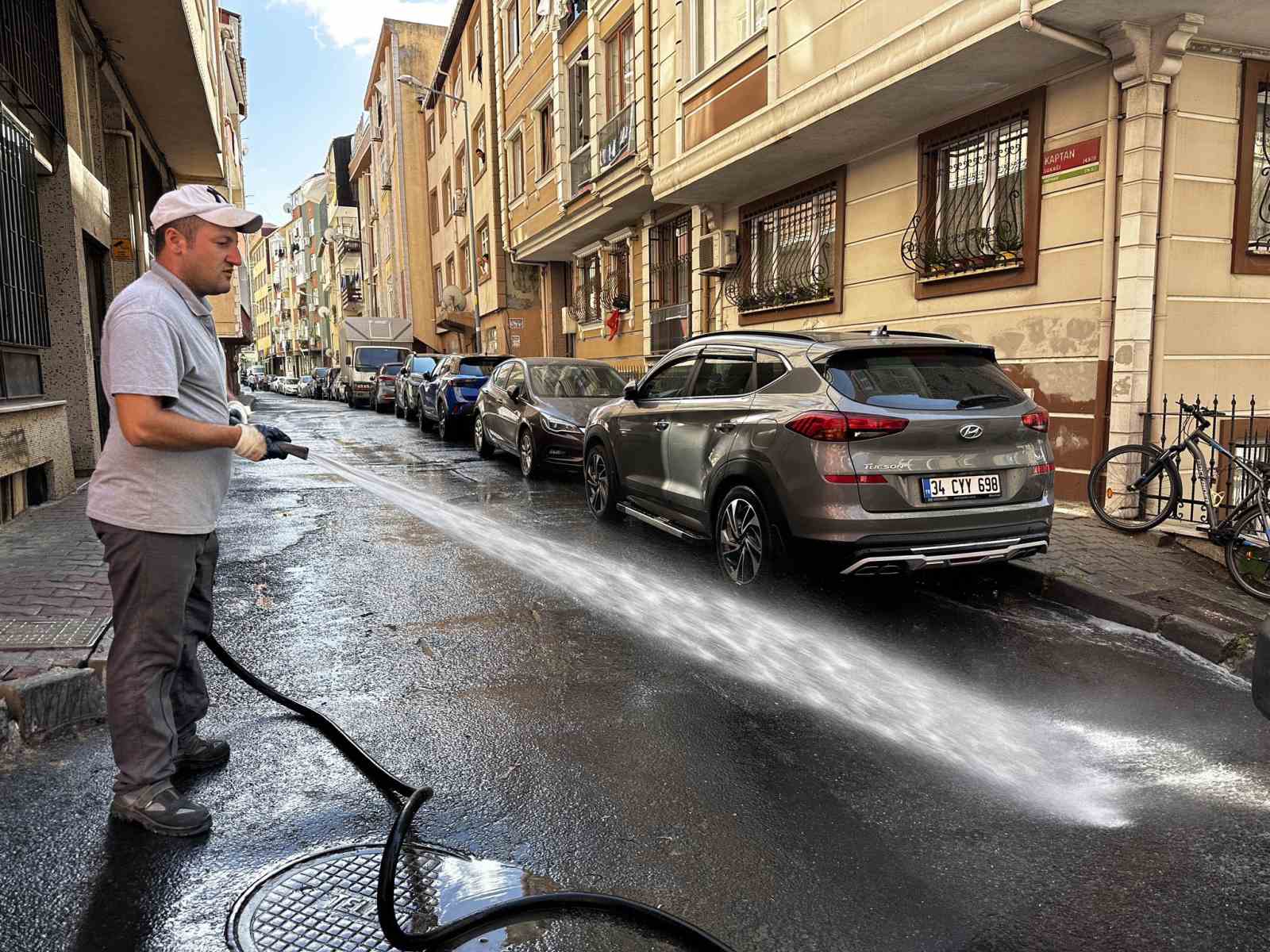 Kağıthane’de yıkanan sokaklar temizlikle nefes alıyor