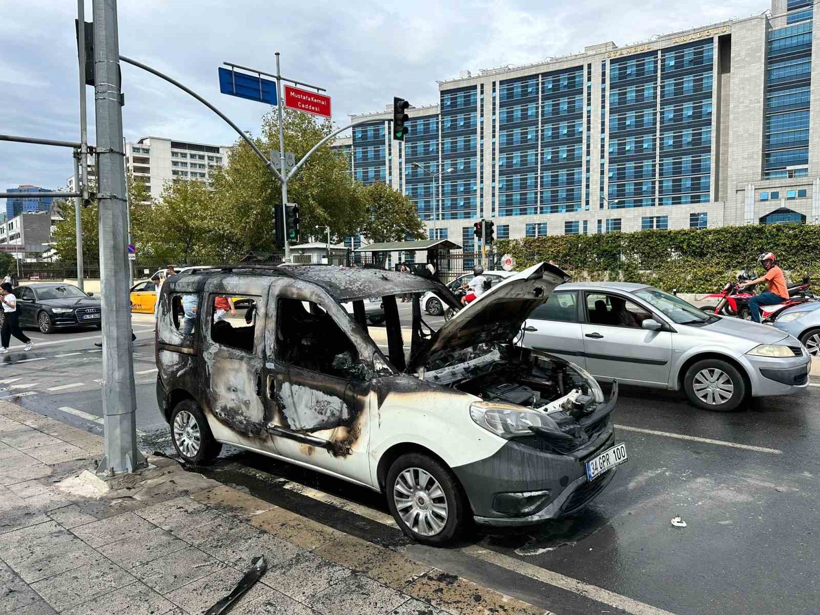 Kartal’da adliye önüne getirdiği aracını ateşe verdi