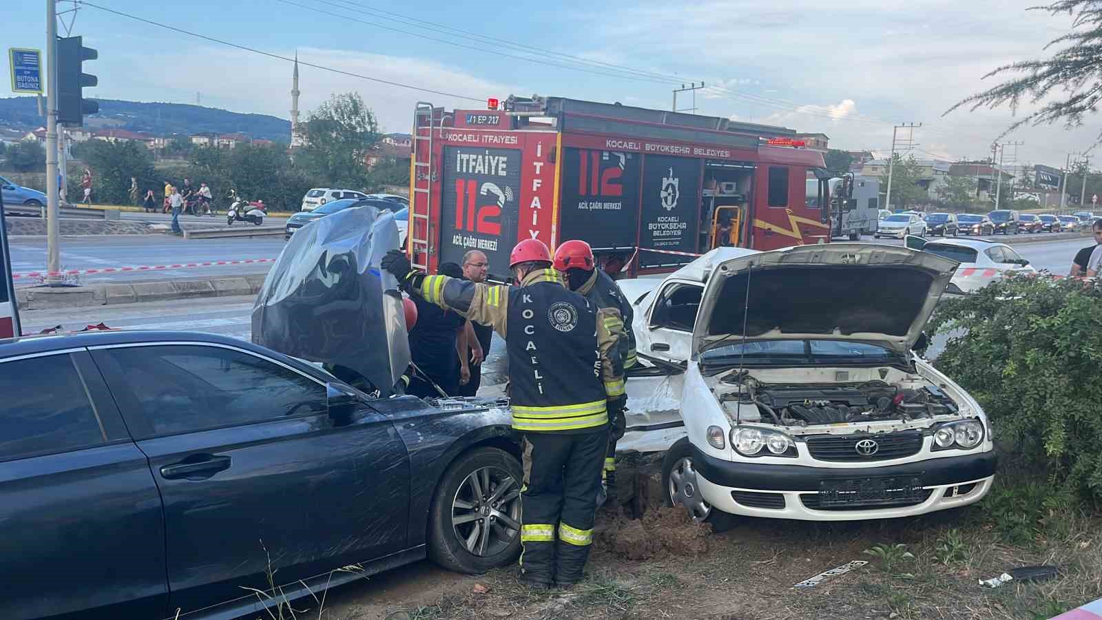 Kartepe’de iki otomobil çarpıştı: 3 yaralı