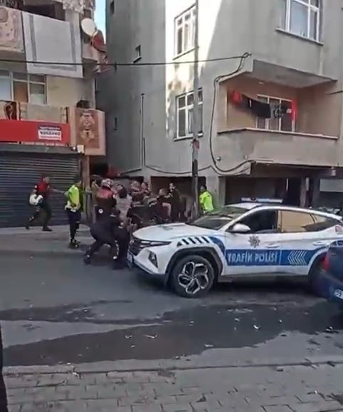 Kavgayı ayırmaya giden polis memurlarına saldırdı