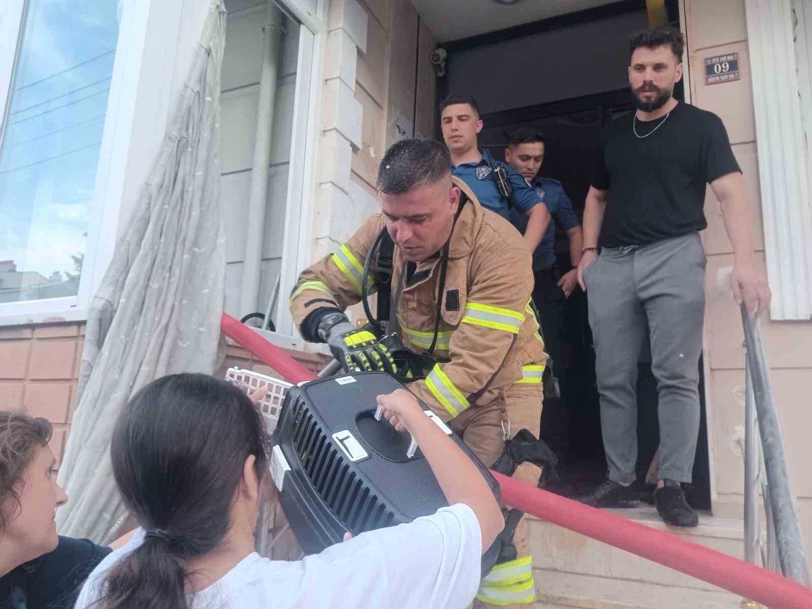 Keşan’da apartman dairesinde yangın: İtfaiye eri yaralandı, ev sahibi fenalaştı