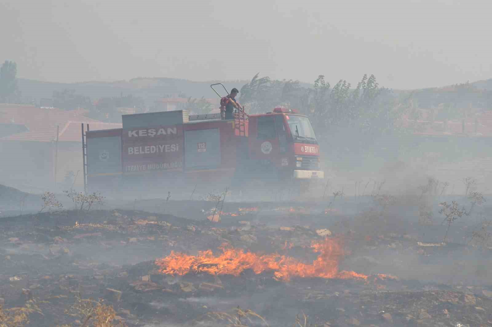 Keşan’da evlere yaklaşan yangın mahalleliyi korkuttu