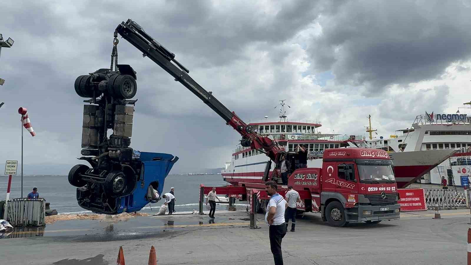 Kocaeli’de freni boşalan tır denize düştü