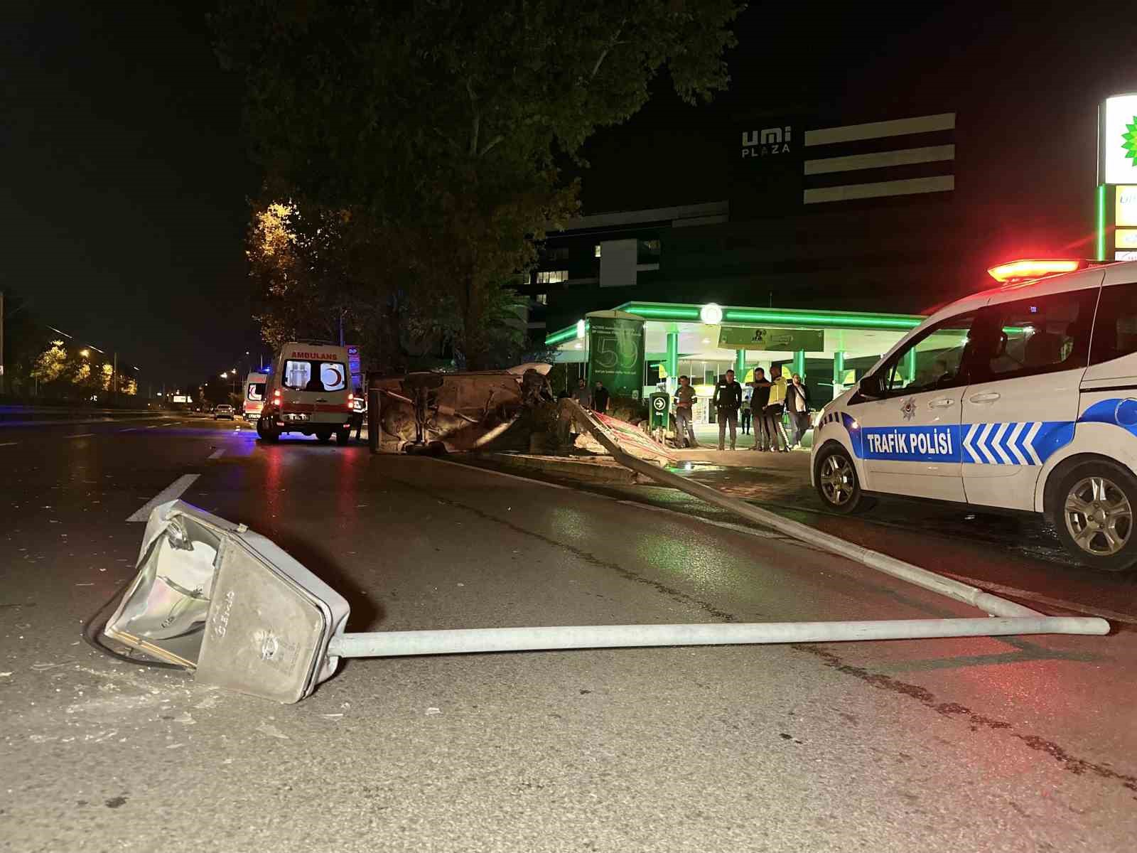 Kontrolden çıkıp aydınlatma direğine çarpan Tofaş hurdaya döndü: 4 yaralı