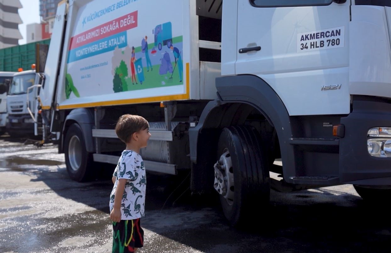 Küçükçekmece’de yaşayan minik Barlas’ın çöp kamyonu hayali gerçek oldu