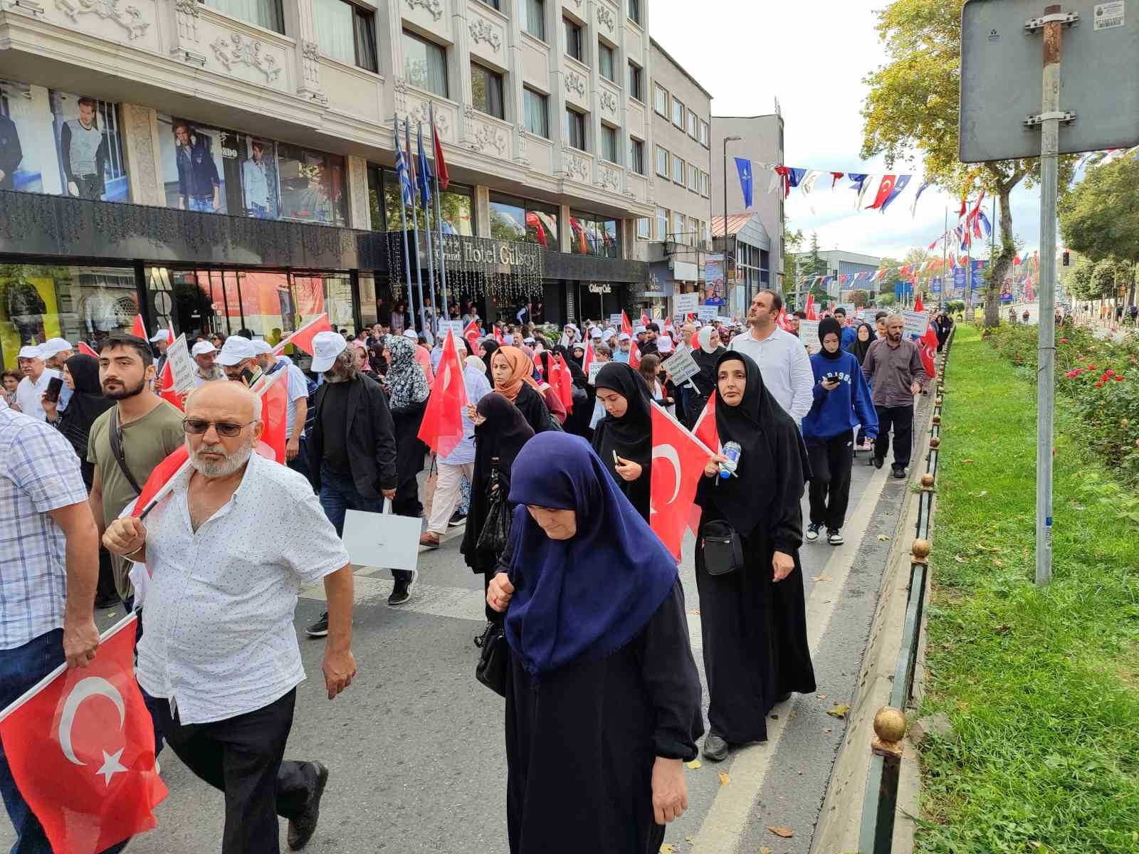 LGBT’ye karşıtı yüzlerce vatandaş Fatih’te bir araya geldi