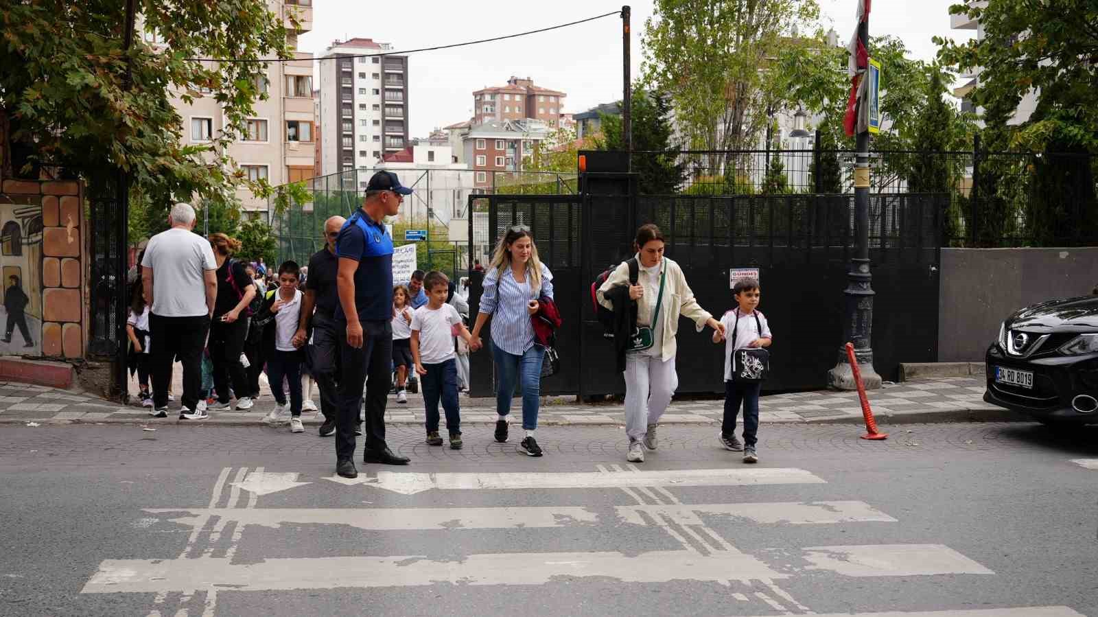 Maltepe’de zabıtayla okullar daha güvenli