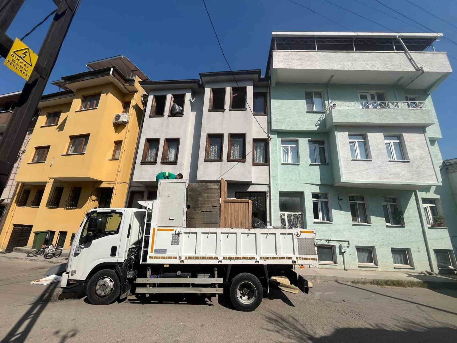 (Özel) Bursa’da bir apartmandan 5 kamyon çöp çıktı