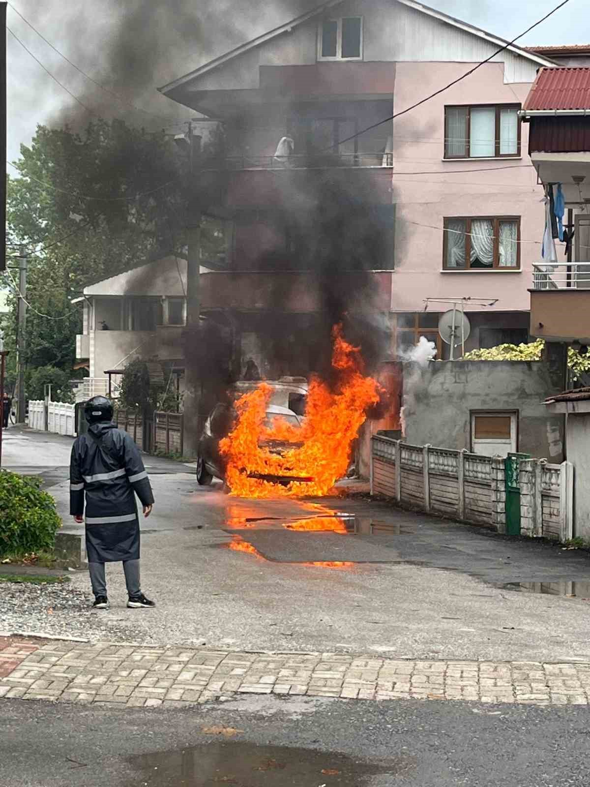 Park halindeki otomobil alev topuna döndü: O anlar kamerada