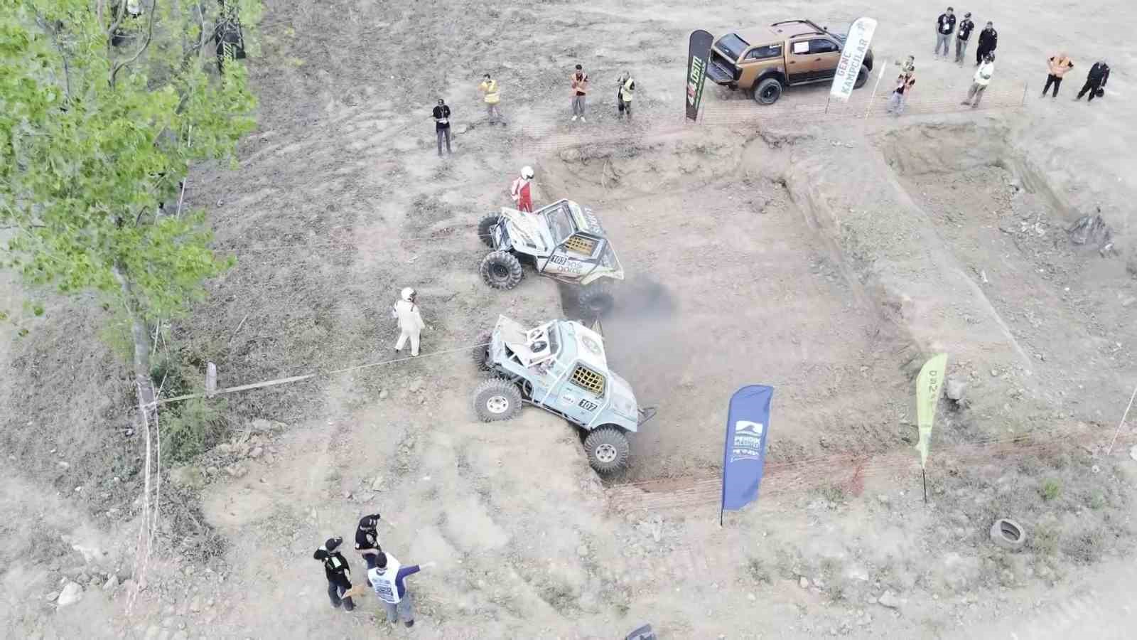 Pendik’te arazi araçlarının parkurları aştığı yarışta adrenalin had safhada