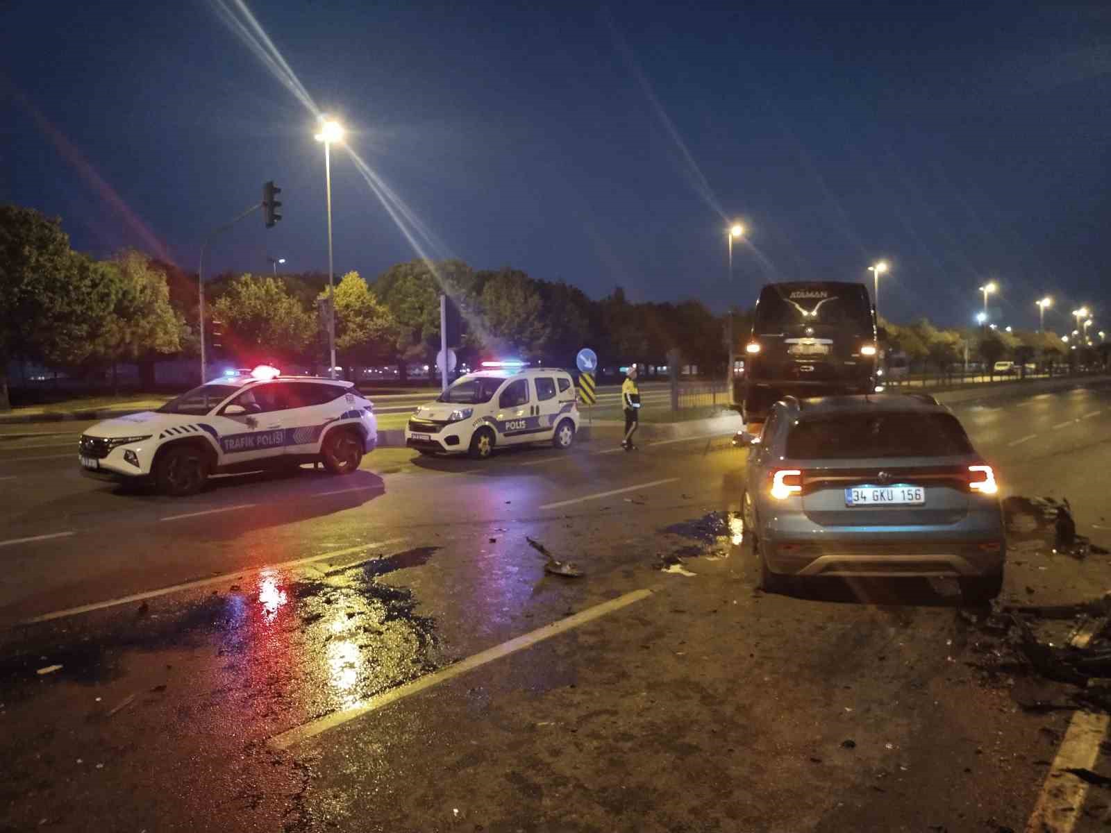 Pendik’te hafif ticari araç ile otomobil çarpıştı: 3 yaralı