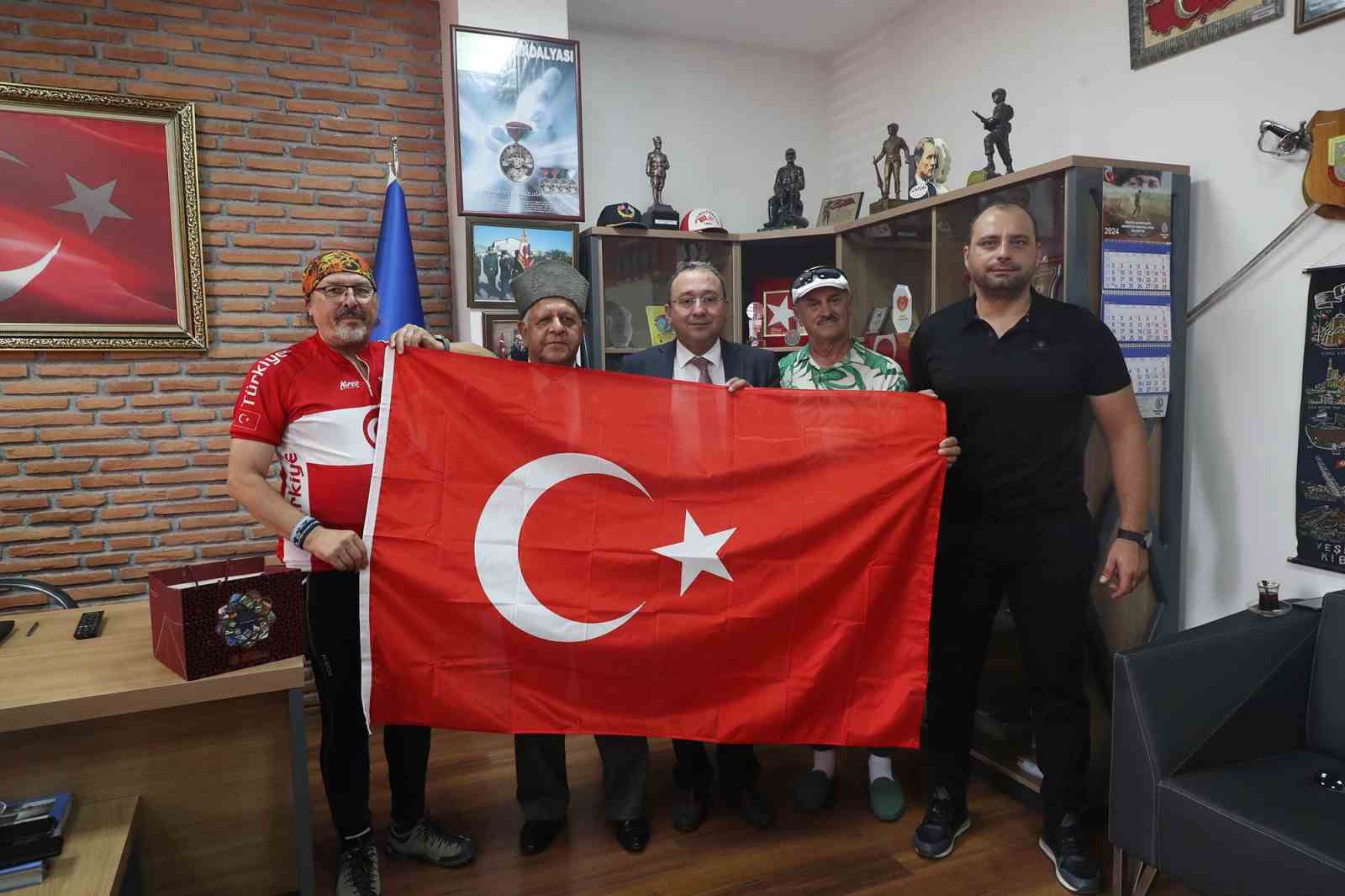 Sakarya’da kahraman gaziler unutulmadı: Şanlı Türk Bayrağı hediyesiyle vefa örneği