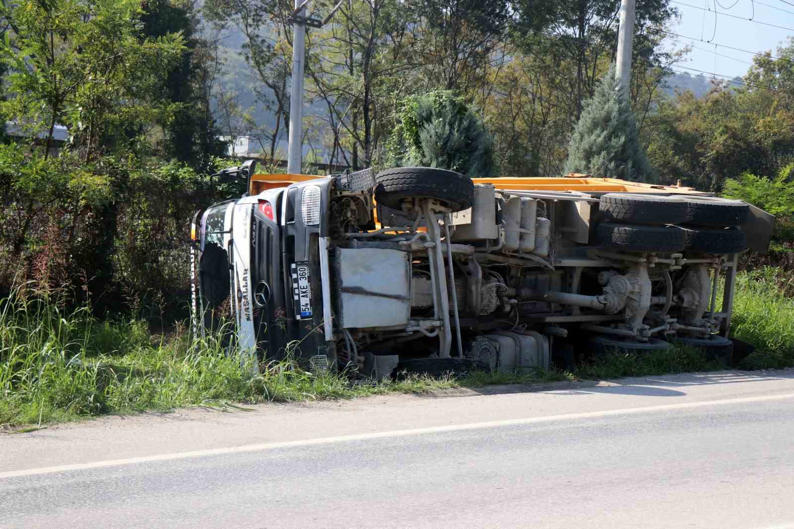 Sakarya’da toprak yüklü kamyon yol kenarına devrildi: 1 yaralı