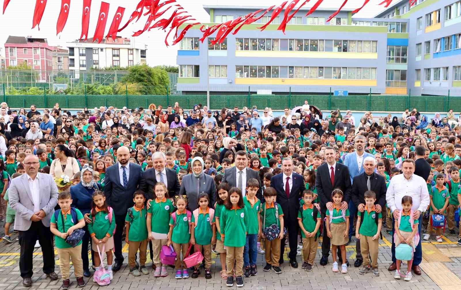 Sultanbeyli Belediyesi öğrencilere kırtasiye seti dağıttı