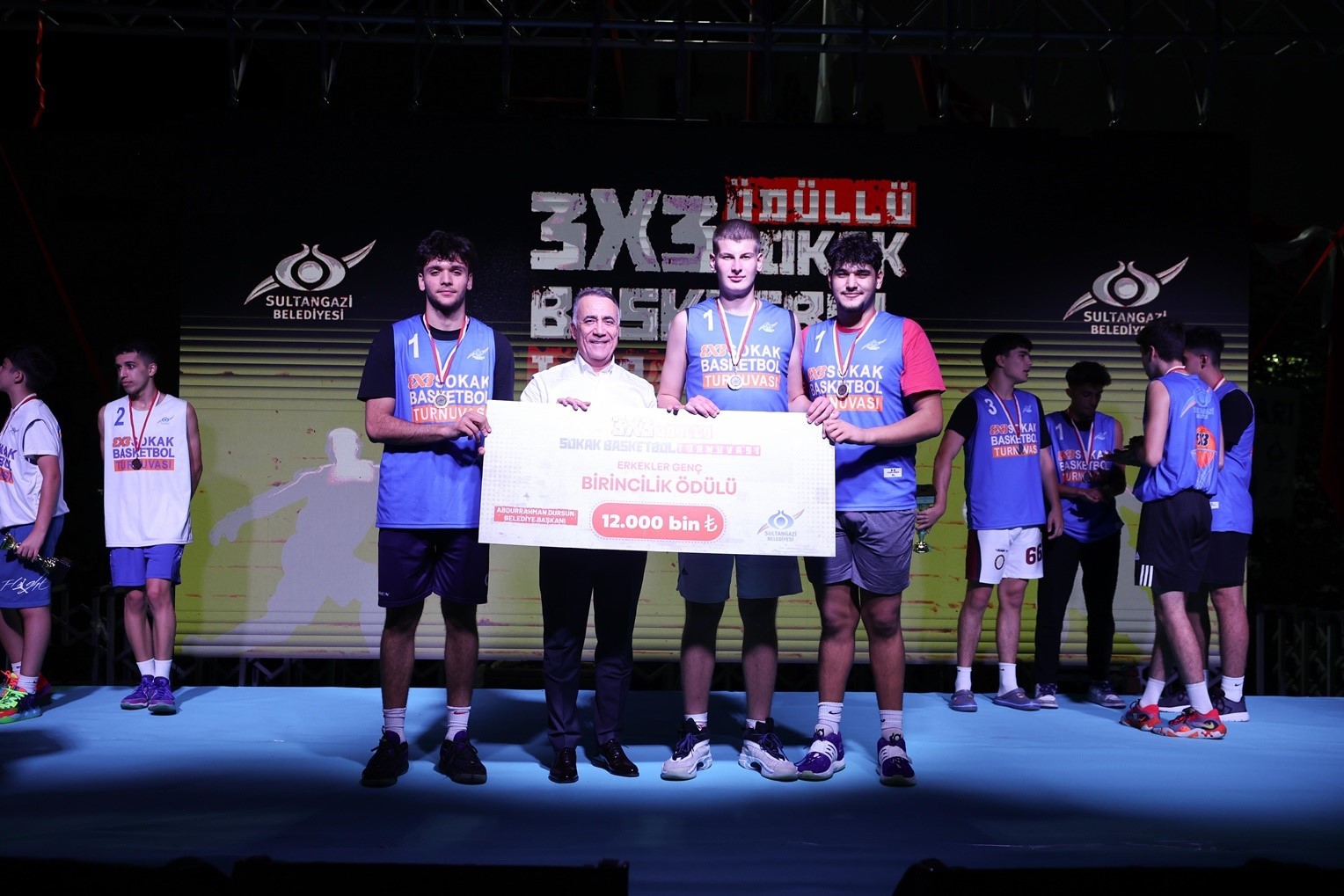 Sultangazi’de 4. Geleneksel 3x3 Sokak Basketbolu Turnuvası heyecanı doyasıya yaşandı