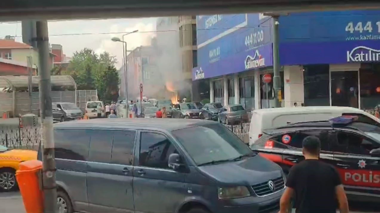 Sultangazi’de bina girişinde patlayan elektrik panosu paniğe neden oldu