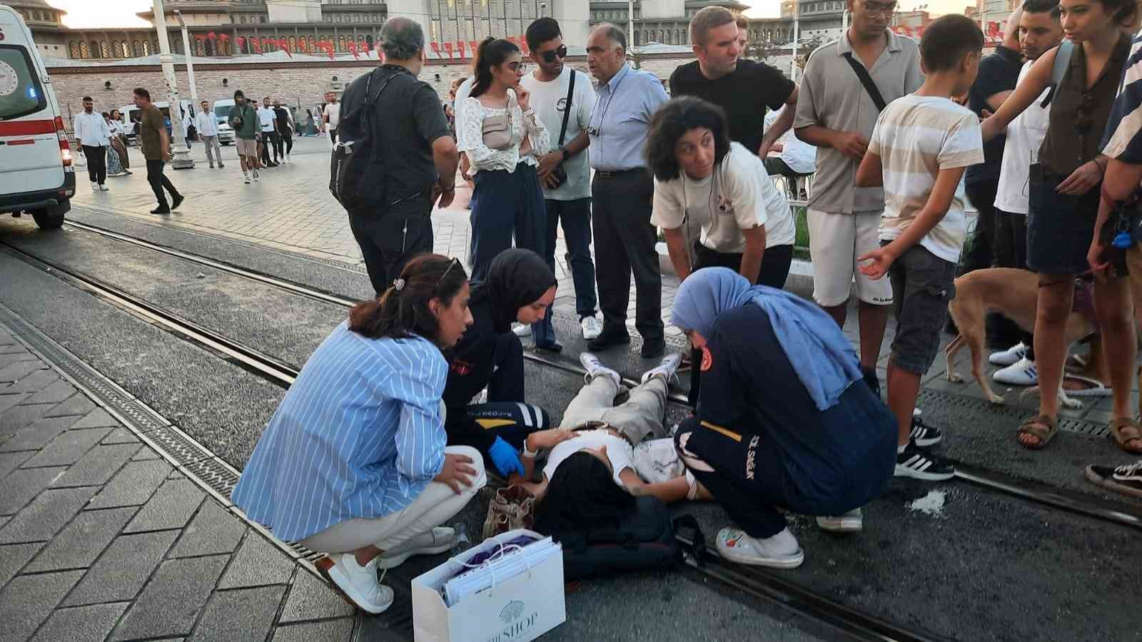 Taksim’de bir genç kız epilepsi nöbeti geçirdi