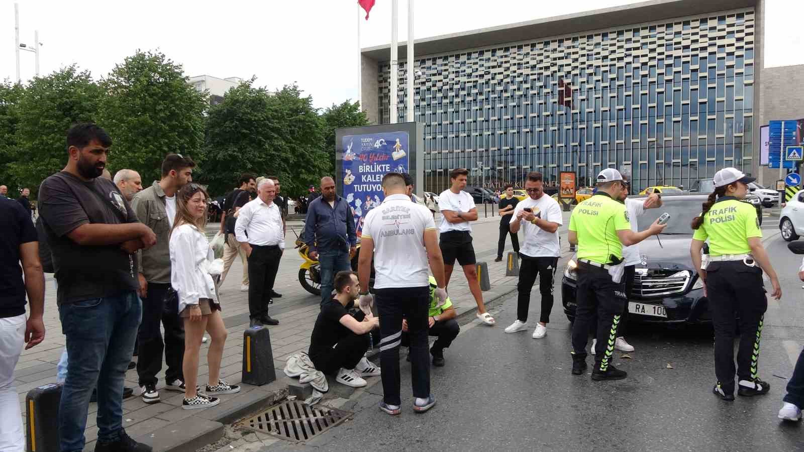 Taksim’de hatalı sollama kazaya neden oldu: Motosiklet ile lüks araç birbirine girdi