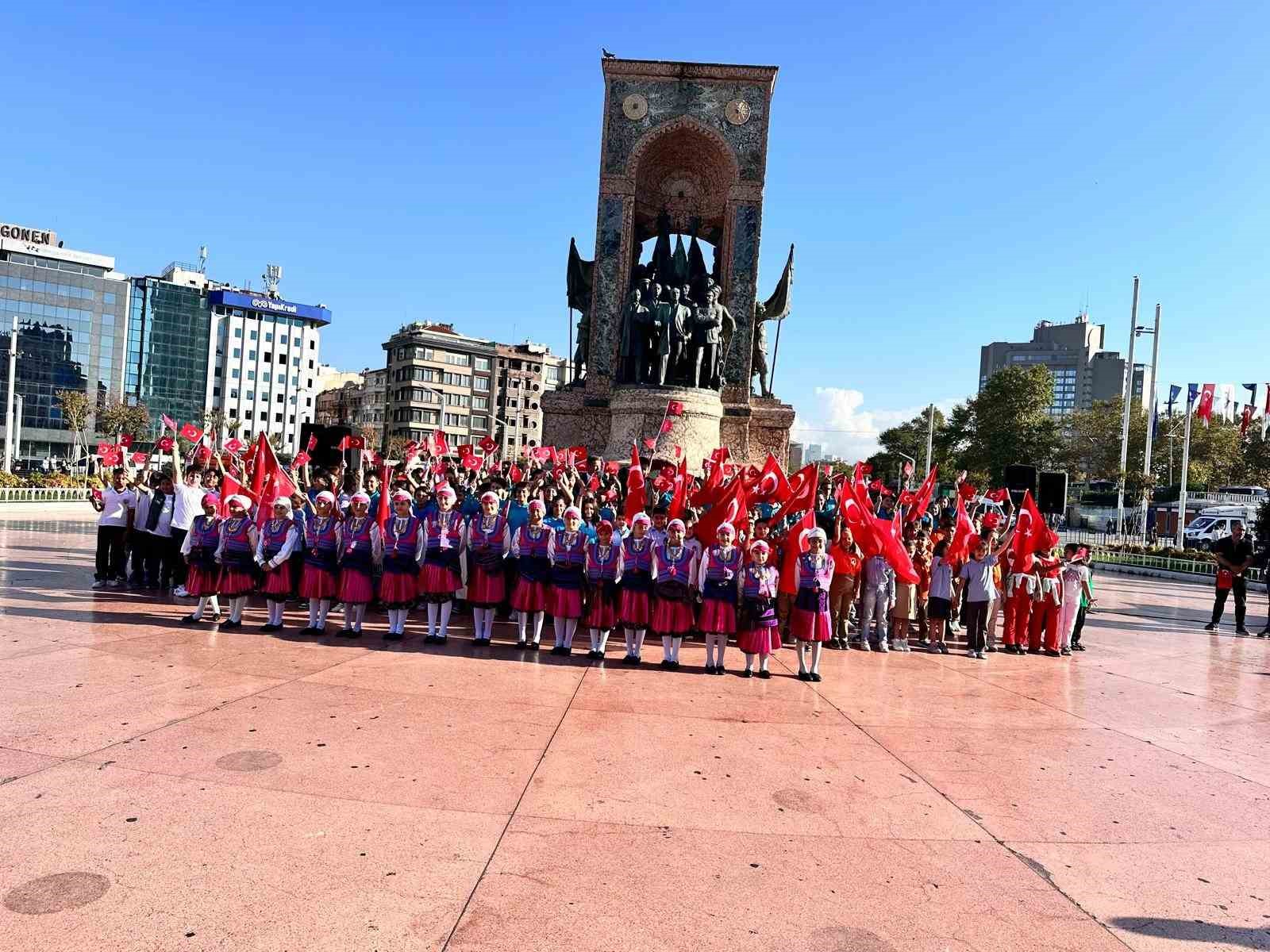 Taksim’de yeni eğitim öğretim yılı nedeniyle tören düzenledi