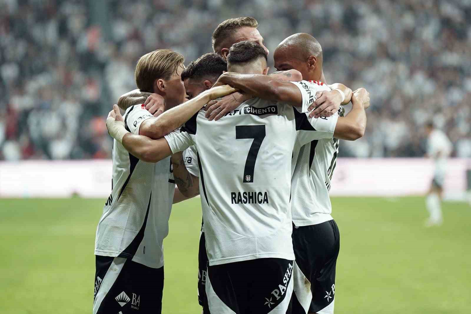 Trendyol Süper Lig: Beşiktaş: 1 - Eyüpspor: 0 (İlk yarı)