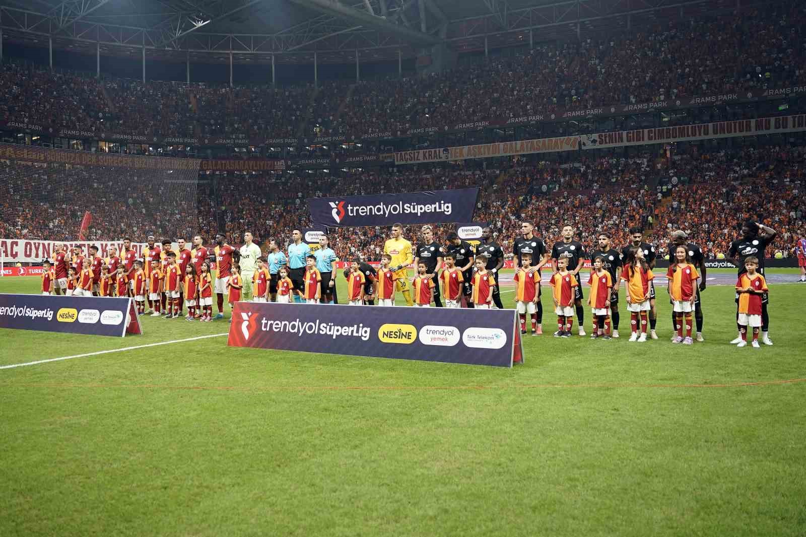 Trendyol Süper Lig: Galatasaray: 1 - Çaykur Rizespor: 0 (Maç devam ediyor)