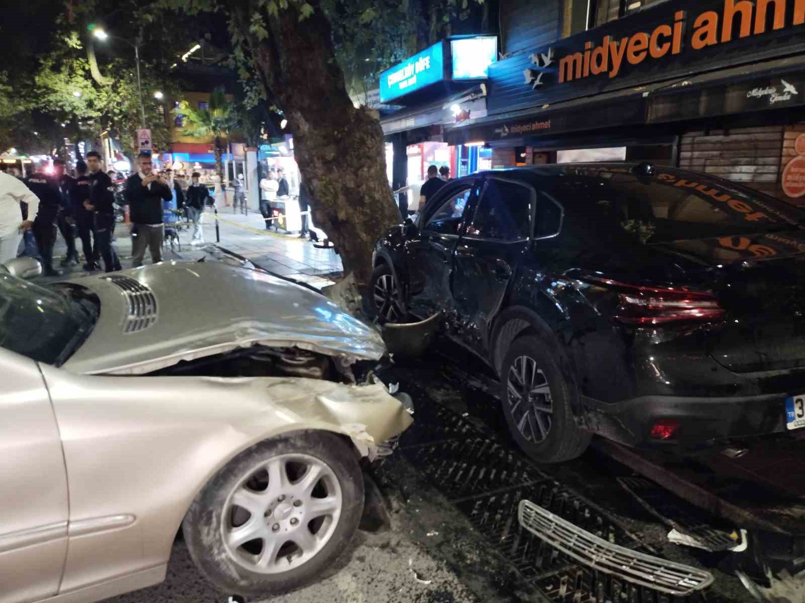 Üsküdar’da kontrolden çıkan araç park halindeki otomobile çarptı: 1’i ağır 4 yaralı