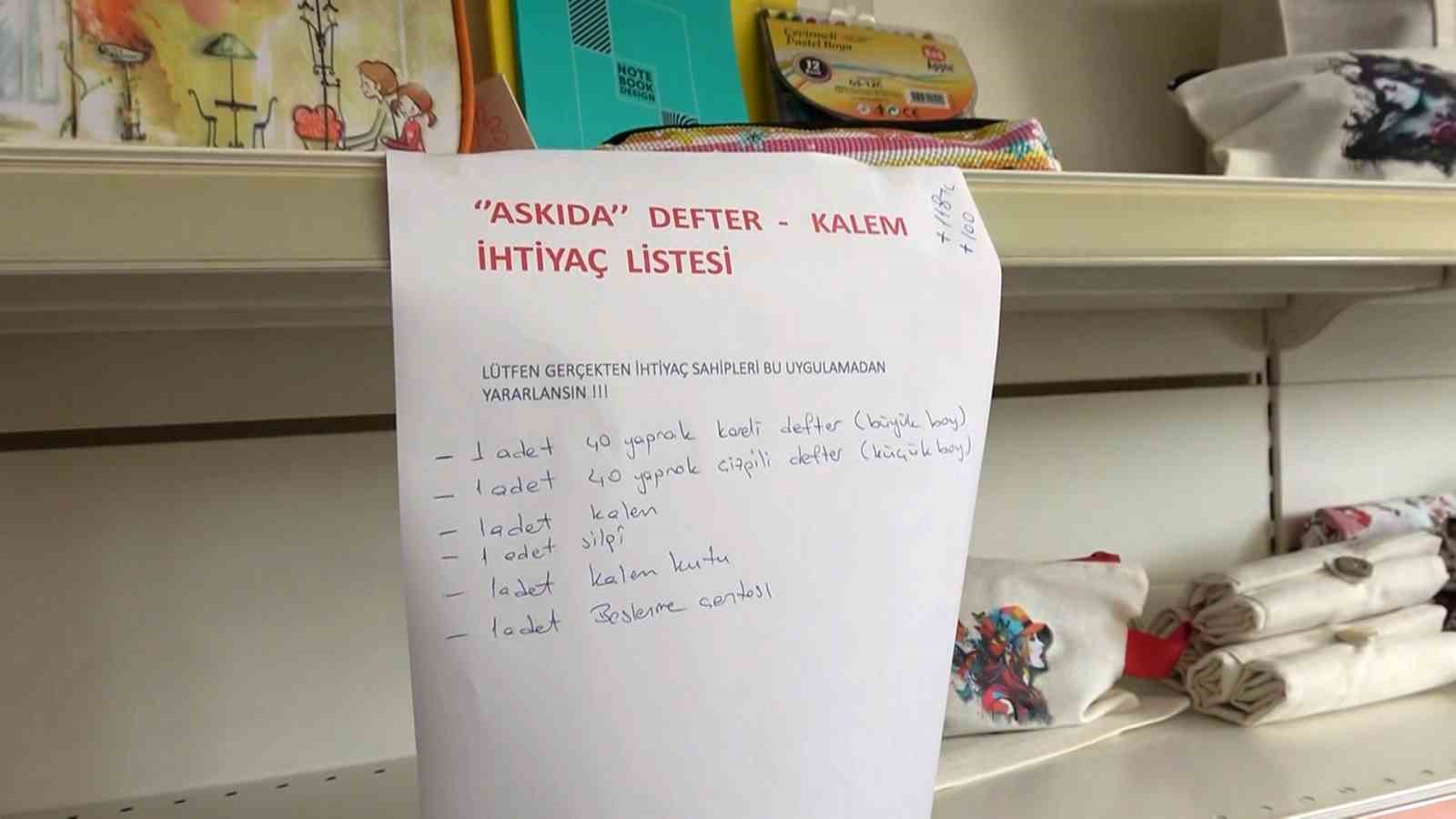 Yalova’da bir kırtasiyede askıda defter-kalem uygulaması başladı