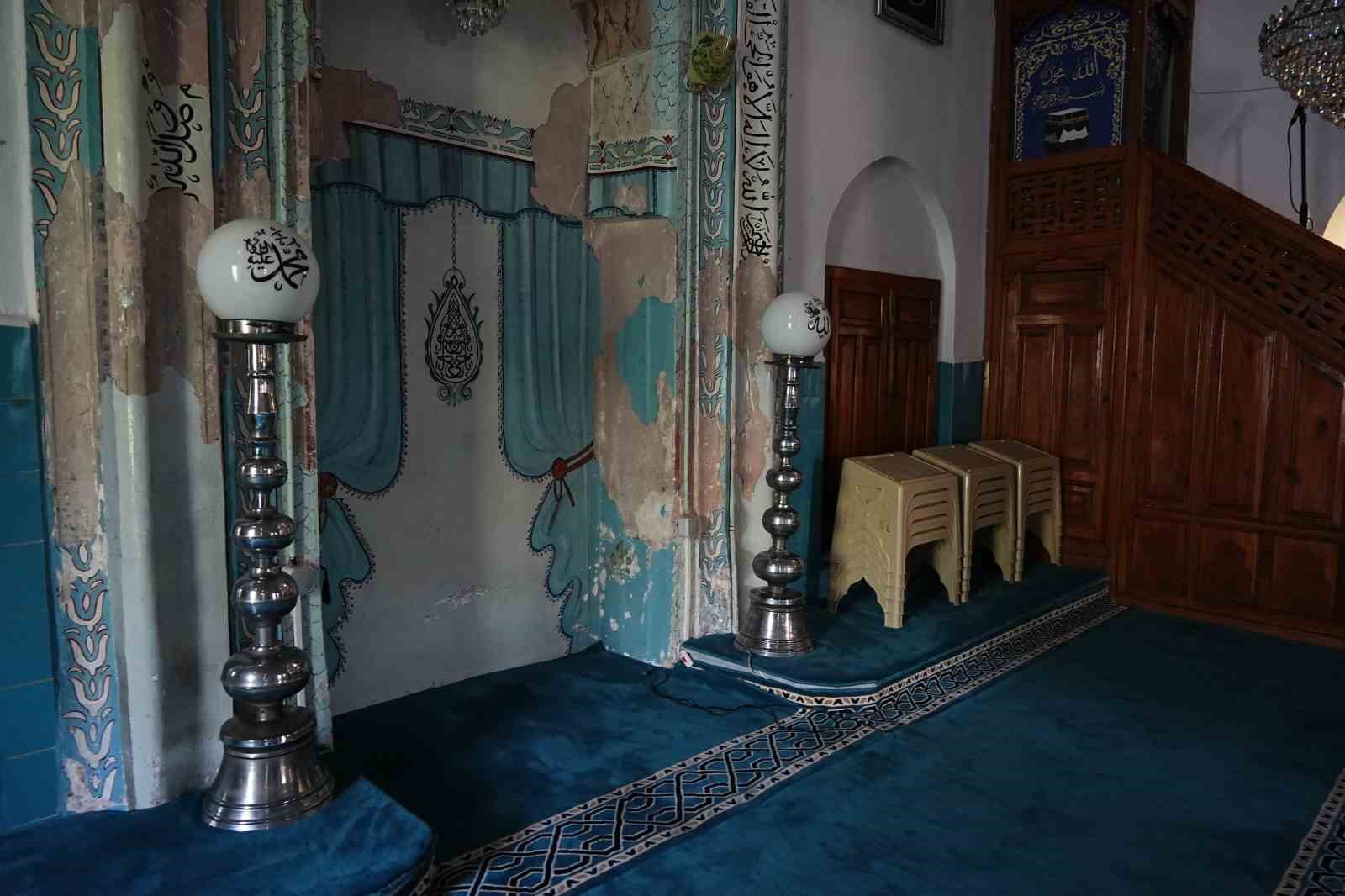 Yeni Bezzaz Camii’nin mihrabı dökülüyor