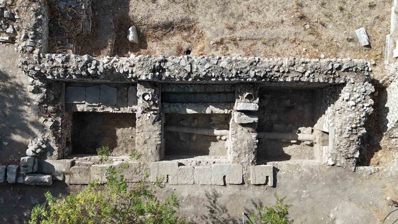 2 bin 400 yıllık Alexandria Troas Antik Kenti’nde 2 bin yıllık temiz su iletim hattı bulundu