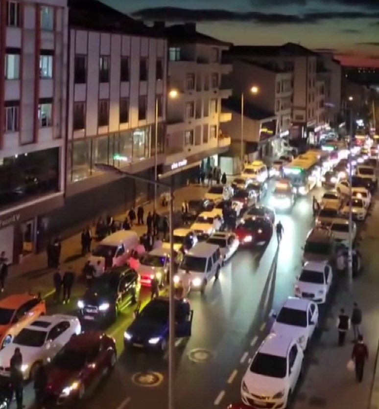 Arnavutköy’de sirenli, abartı egzozlu düğün konvoyu trafiği kapattı: O anlar kamerada