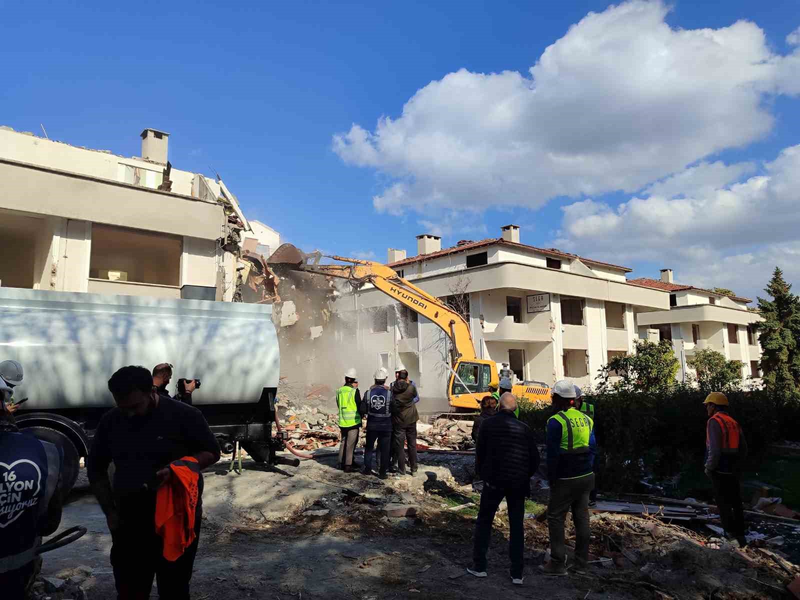 Bakırköy’de 5 bloklu bir sitenin yıkımına başlandı