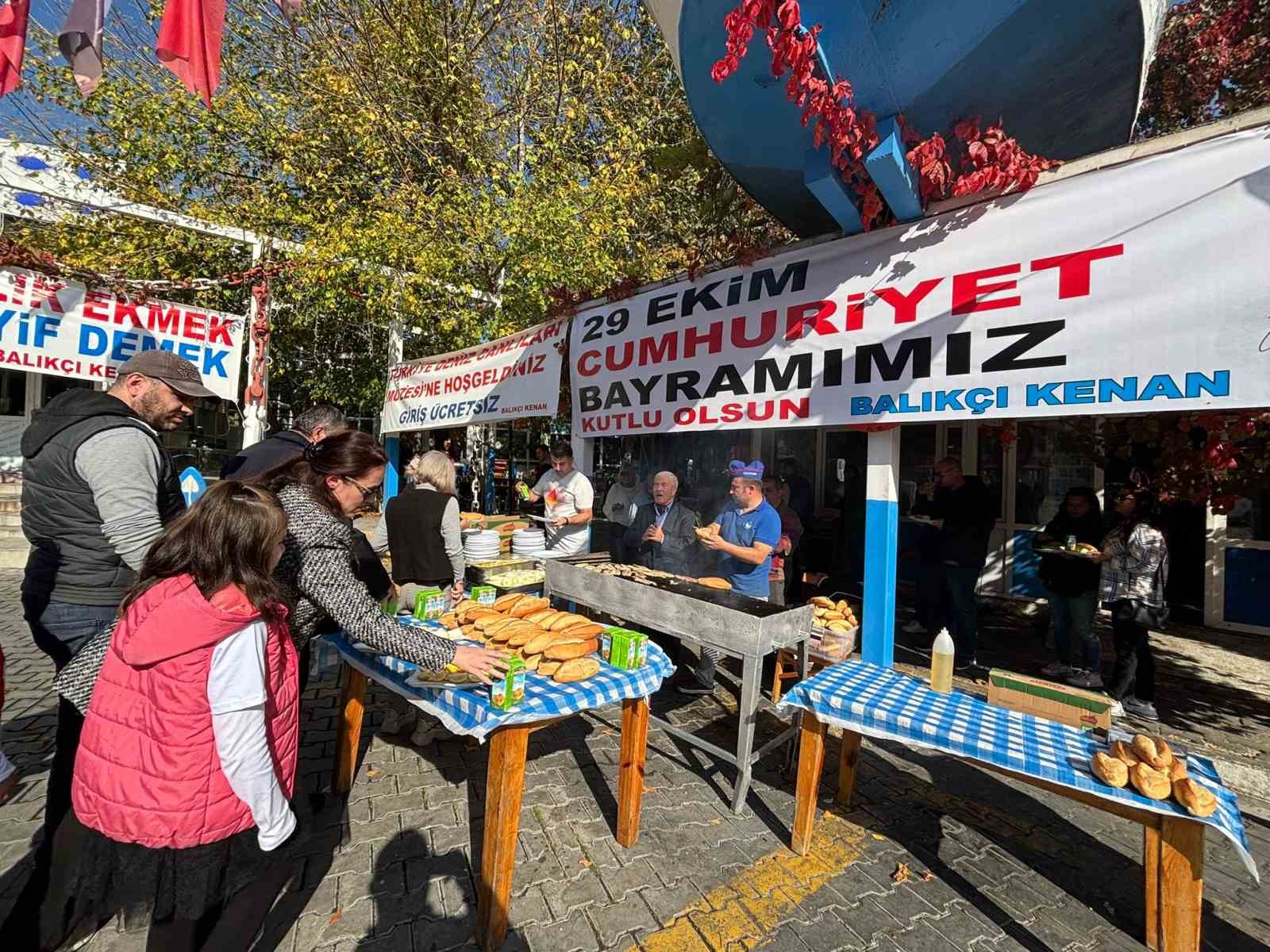 Balıkçı Kenan’da gelenek bozulmadı, 2 gün ücretsiz balık ekmek ikram edildi