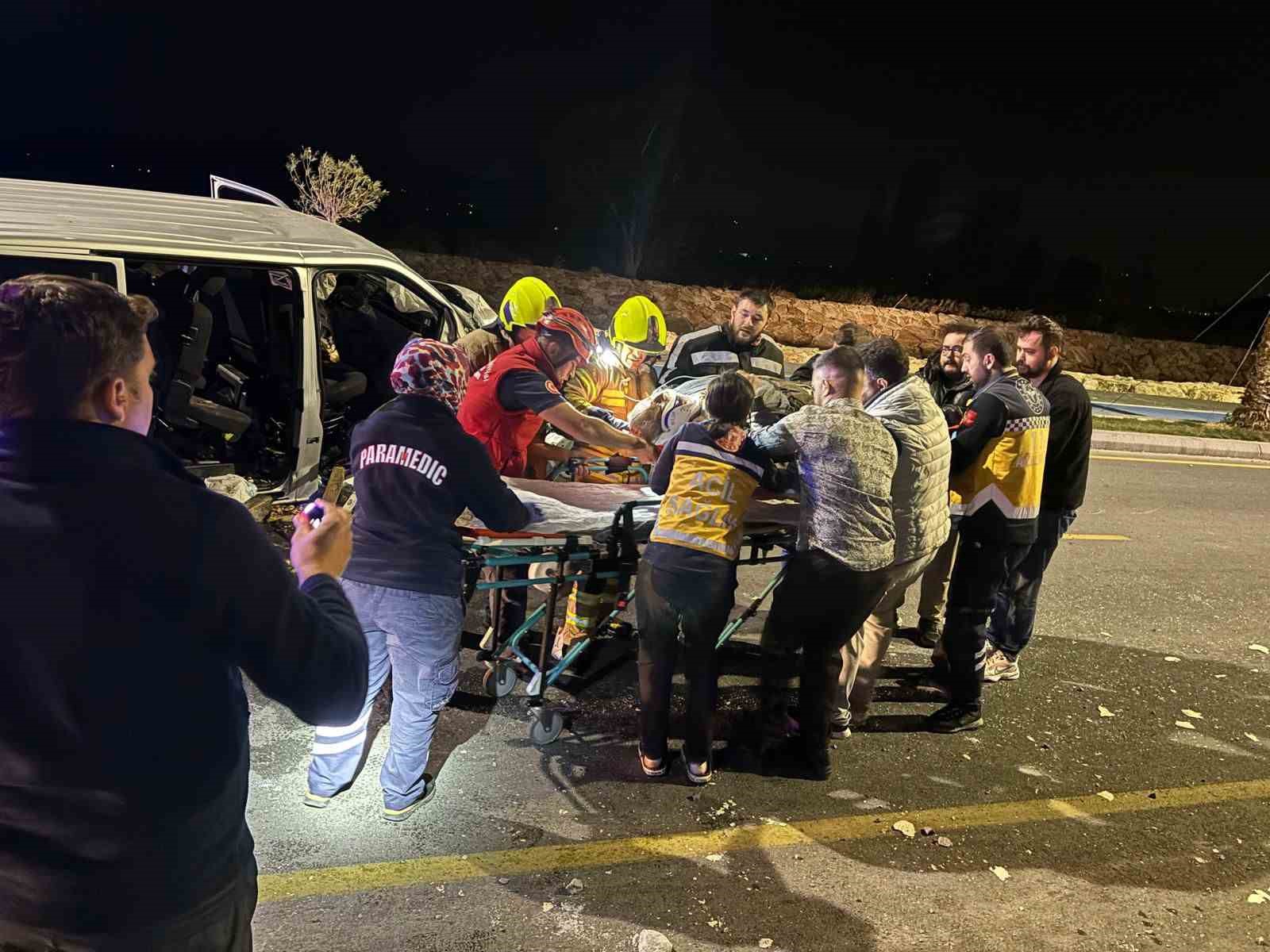 Balıkesir’de minibüs takla attı: 1 ölü, 4 yaralı