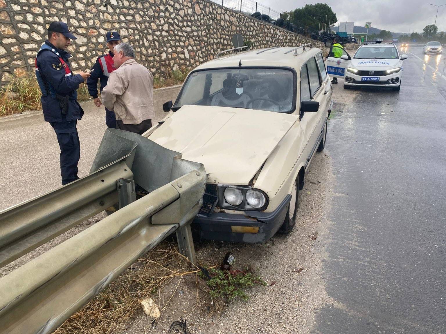 Bilecik’te kontrolden çıkarak bariyere çarpması sonucu 1 kişi yaralandı