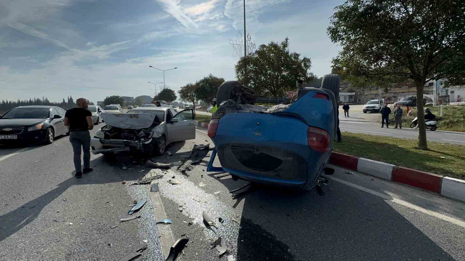 Bilecik’te traktörün arka römorkunun çarptığı araç takla atarken, 1 kişi yaralandı