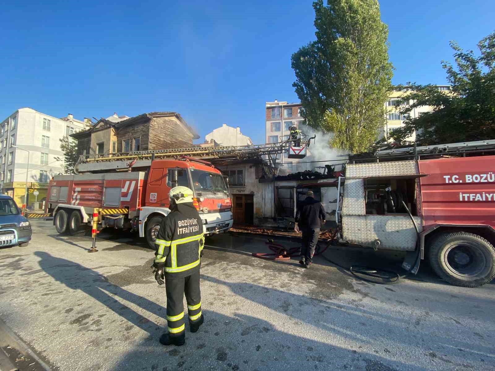 Bozüyük’te metruk binada yangın