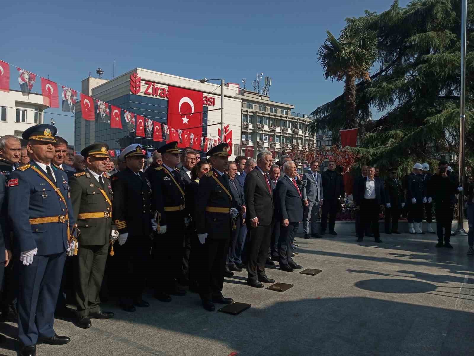 Bursa’da cumhuriyetin 101. yılı çelenk töreniyle kutlandı