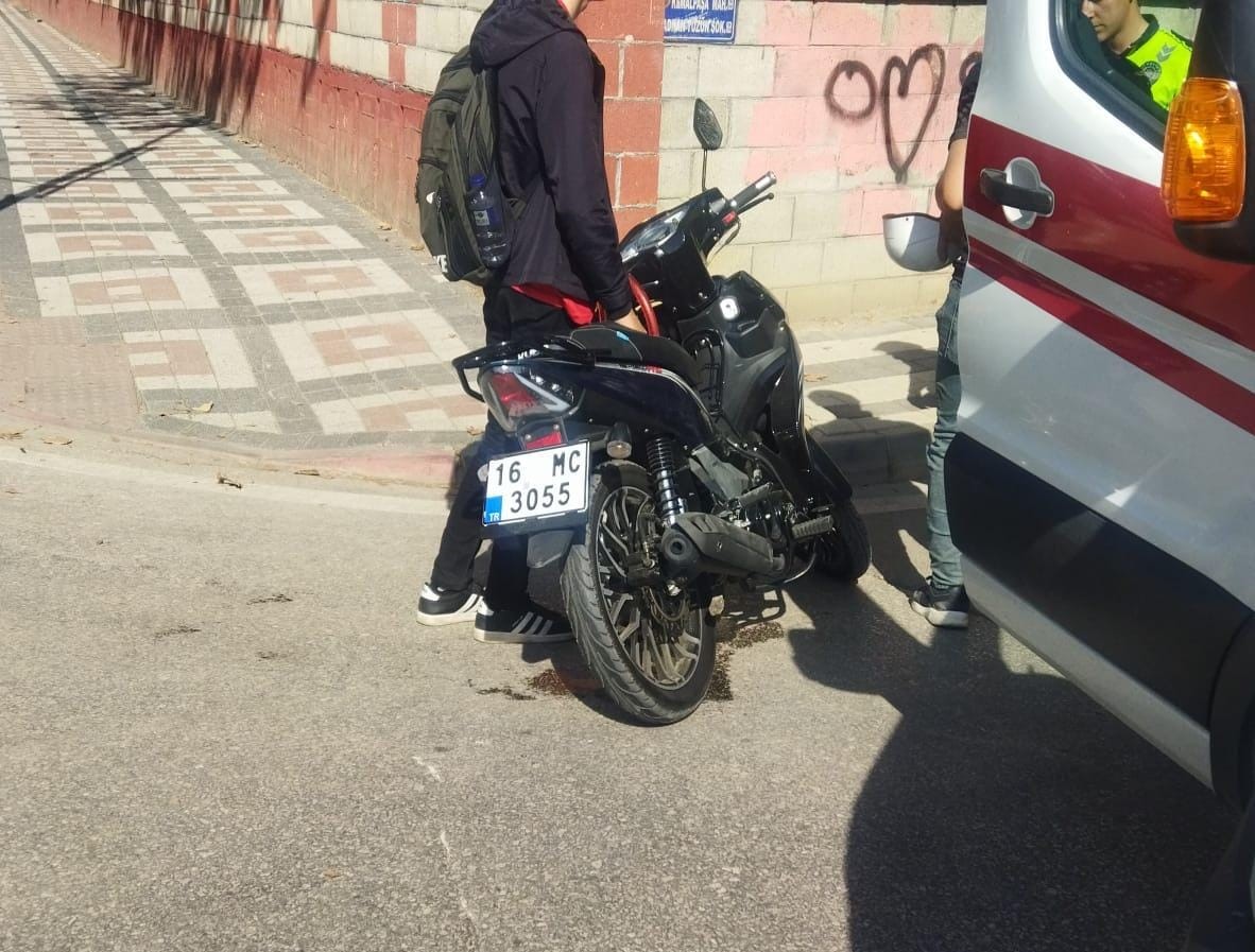 Bursa’da otomobil ile motosiklet çarpıştı: 3 yaralı