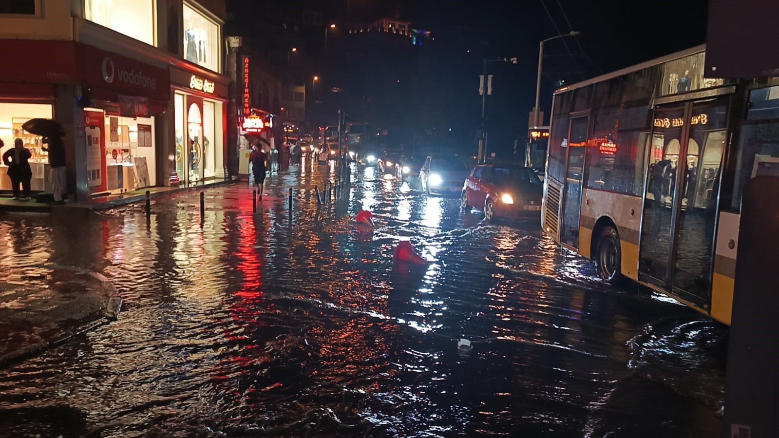 Bursa’da sağanak cadde ve sokakları göle çevirdi