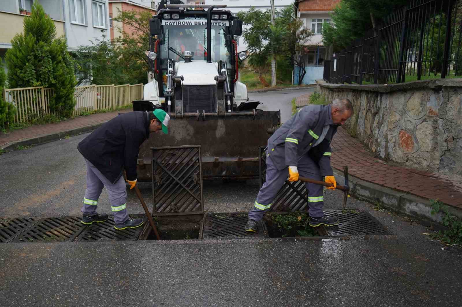 Çayırova’da mazgallar temizleniyor