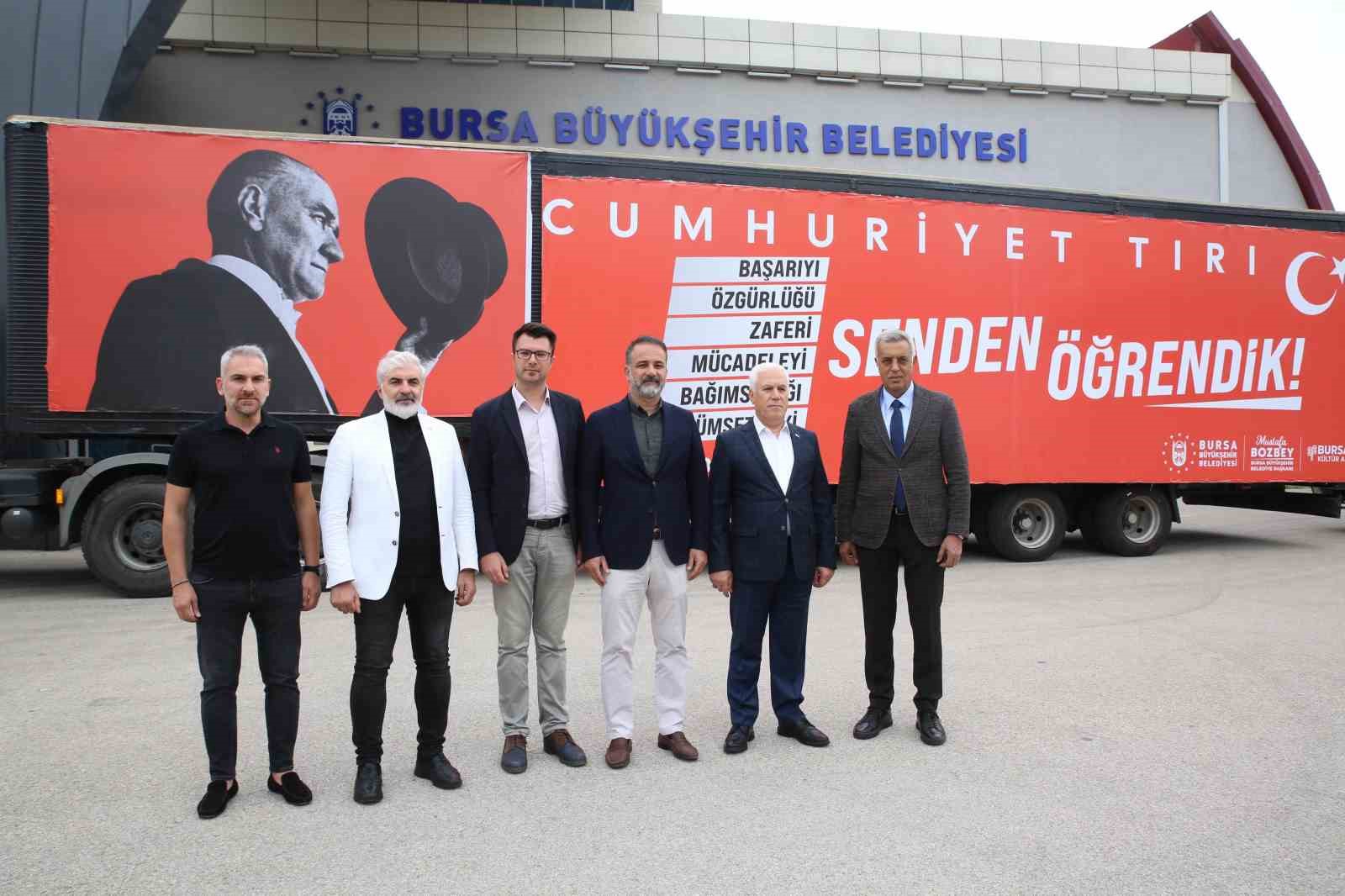 Cumhuriyet Tırı 29 Ekim coşkusunu Bursa’ya yayıyor