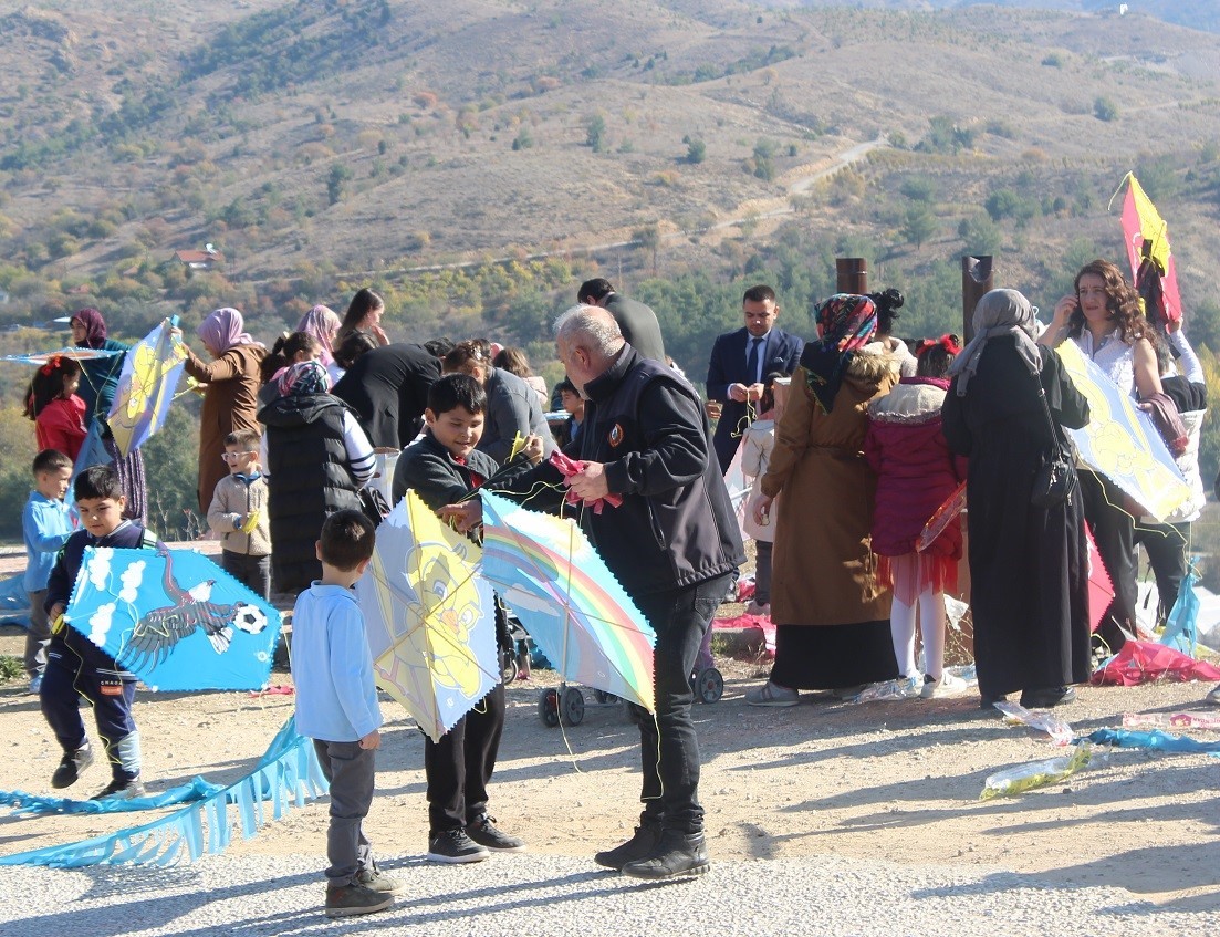 Cumhuriyetin 101’nci yılına özel çocuklara 101 adet uçurtma dağıtıldı