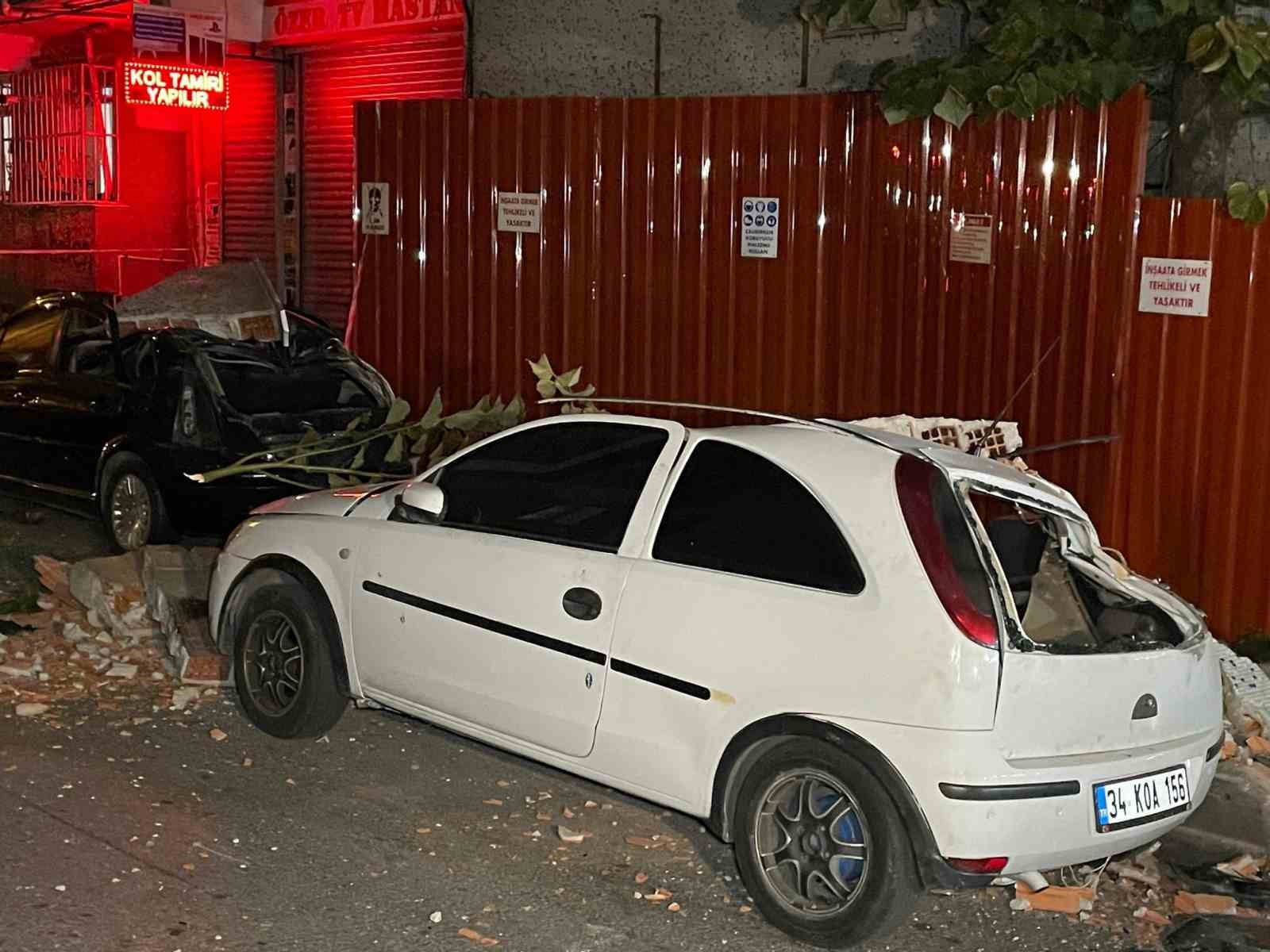 Esenler’de metruk binanın çatısı araçların üzerine çöktü