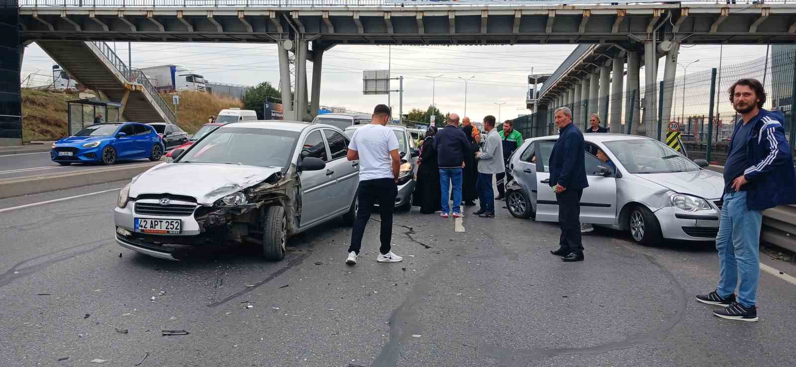 Esenyurt E-5 karayolunda 4 araç zincirleme kazaya karıştı: 1 yaralı